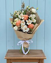 Букет цветов из:  Альстромерии, Лизиантусы, Розы и Хризантемы в Кукарино
