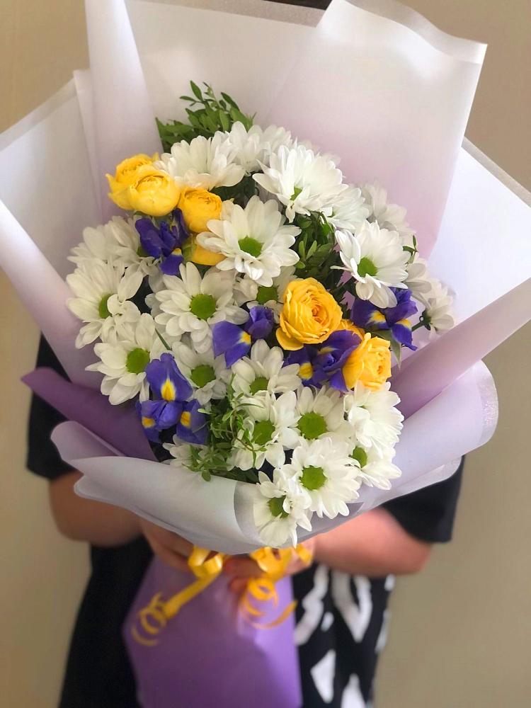 Букет цветов из: Ирисы, Хризантемы и Розы в Кукарино