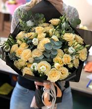 Букет птица счастья в Кукарино Букет цветов из: Розы и Лизиантусы в Кукарино