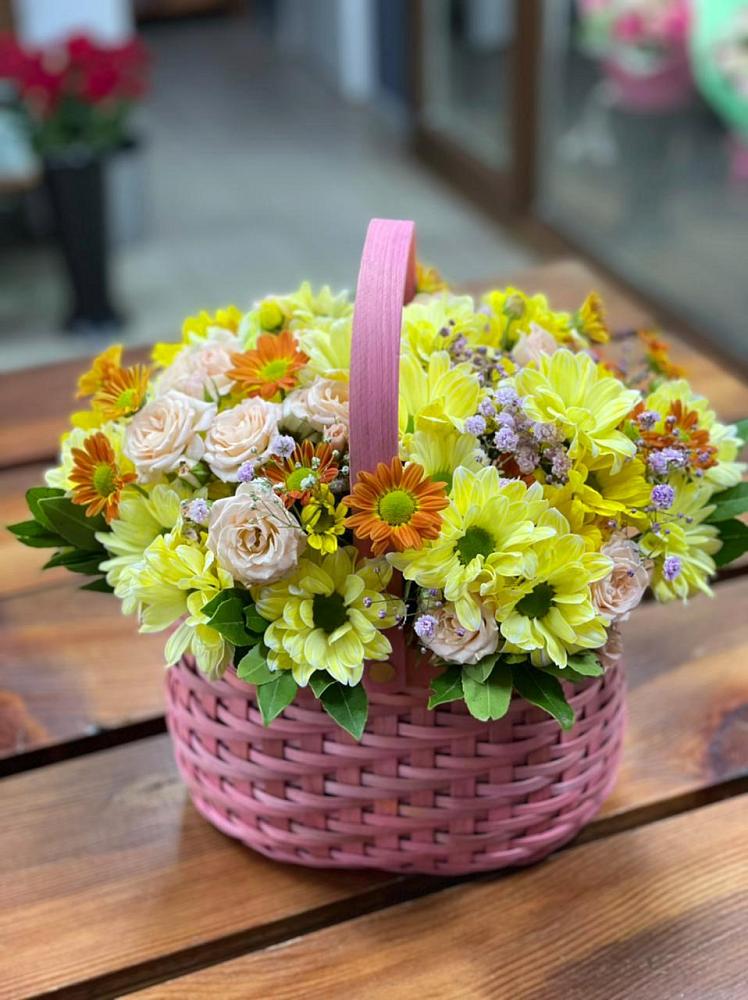 Цветочная композиция из Хризантемы и Розы в корзине в Кукарино