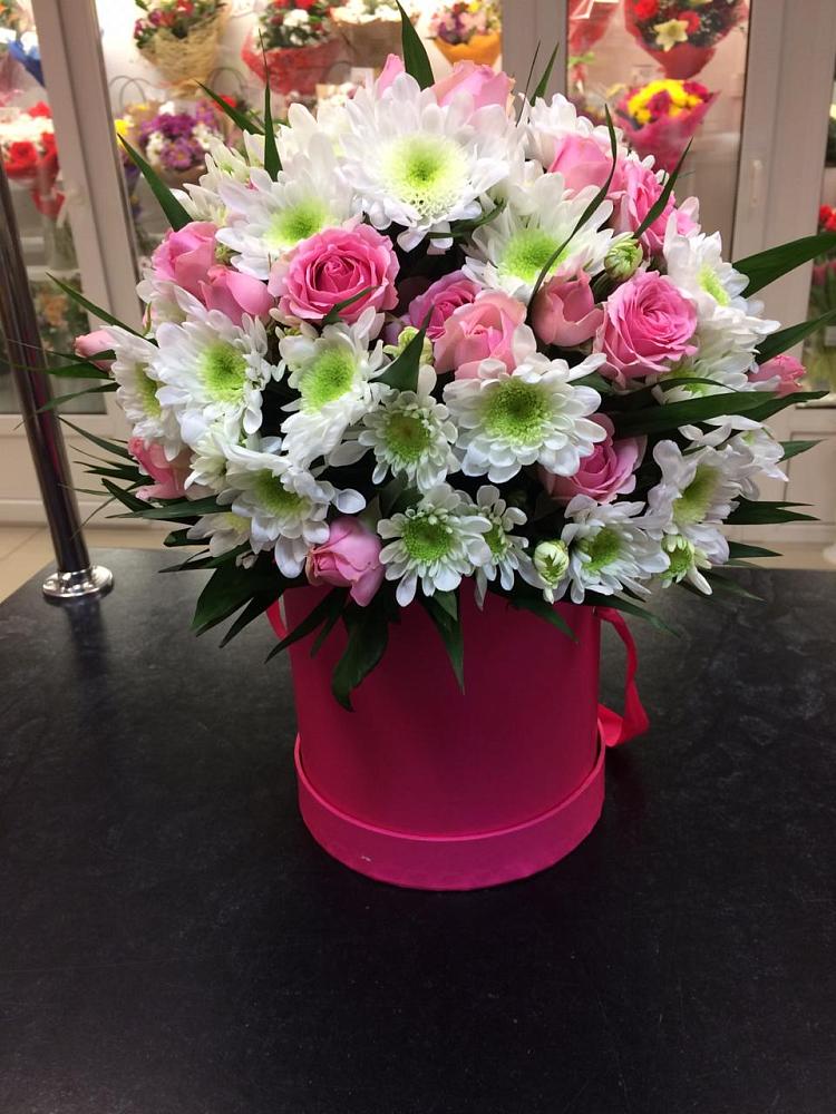 Цветочная композиция из Розы и Хризантемы в шляпной коробке в Кукарино