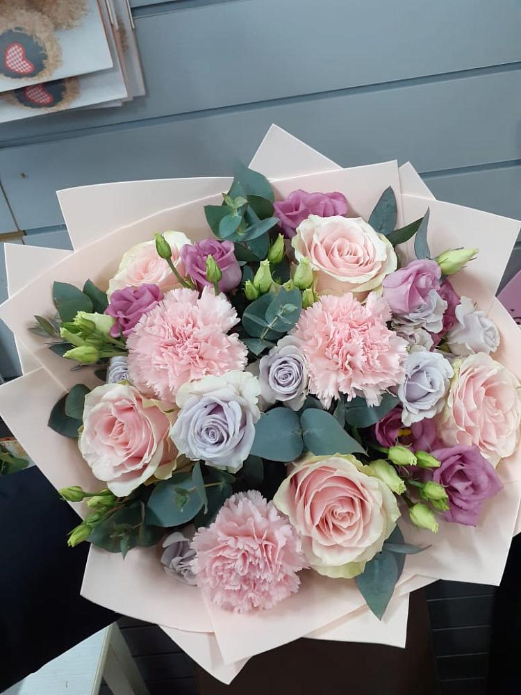 Букет цветов из: Розы, Гвоздики и Лизиантусы в Кукарино