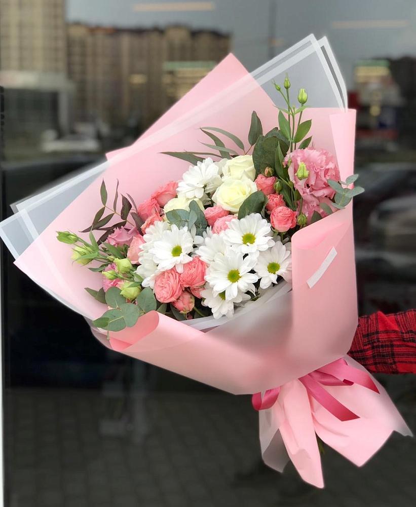 Букет нежный в Кукарино Букет цветов из: Розы, Лизиантусы и Хризантемы в Кукарино