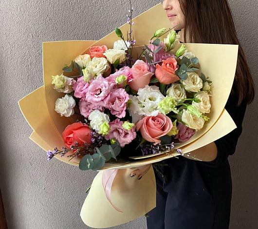 Букет цветов из: Розы, Лизиантусы и Гвоздики в Кукарино